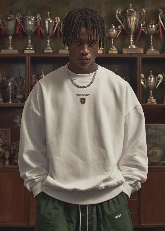 FOOTBALL ELEGANCE - BARCELONA® OVERSIZED WHITE SWEATSHIRT